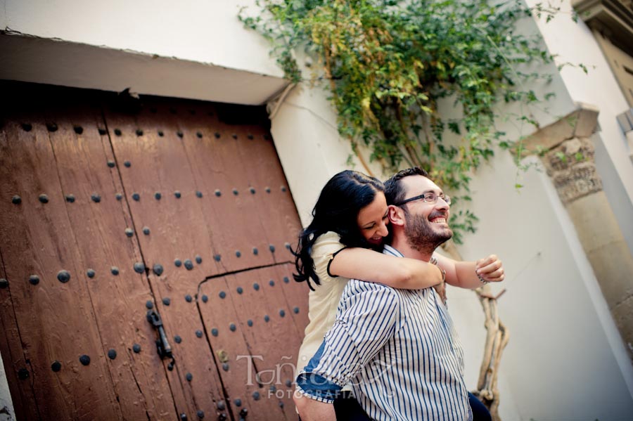 Preboda de Salud María y Francisco calle las flores de Córdoba fotografía 51