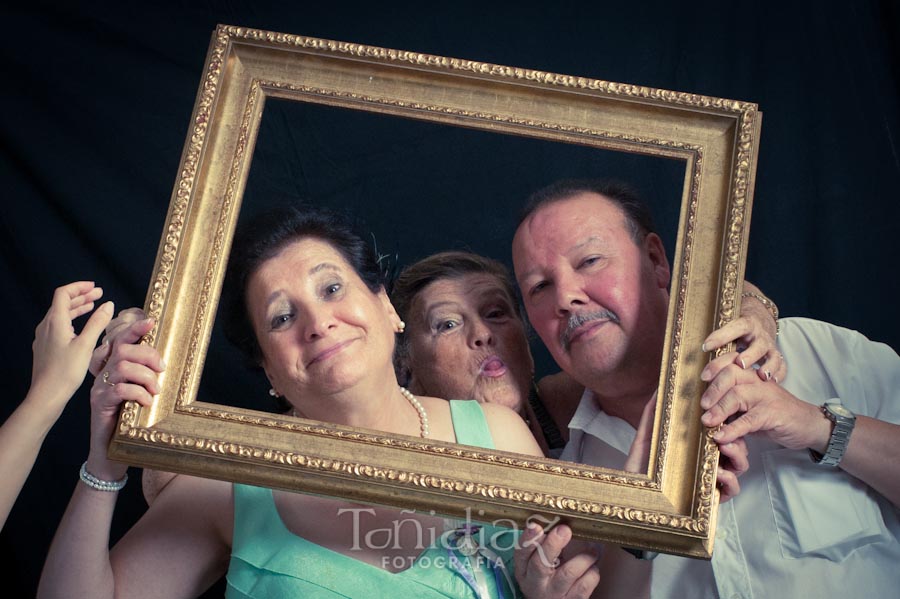 Photocall de disfraces en la Boda de Manolo y Teresa en Posadas Córdoba 02