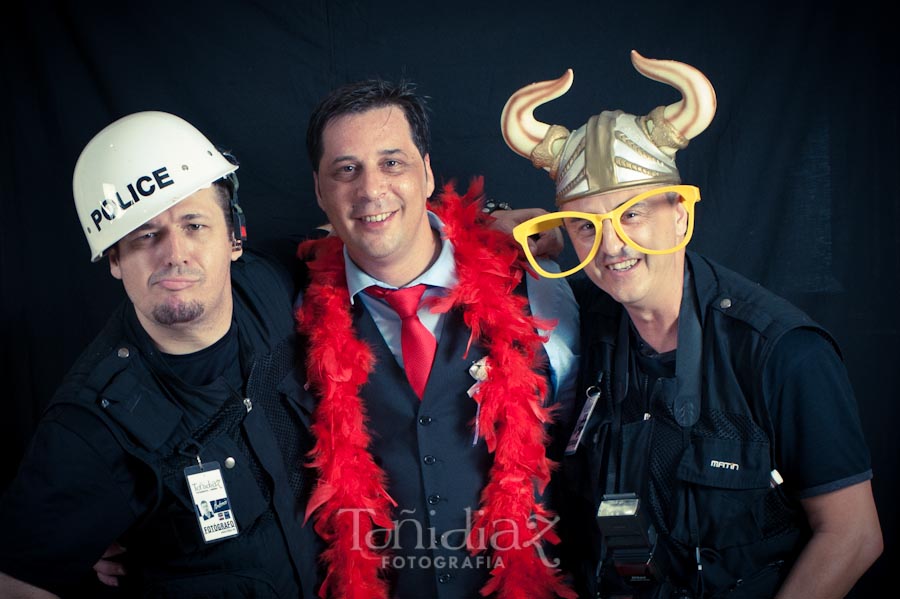 Photocall de disfraces en la Boda de Manolo y Teresa en Posadas Córdoba 11