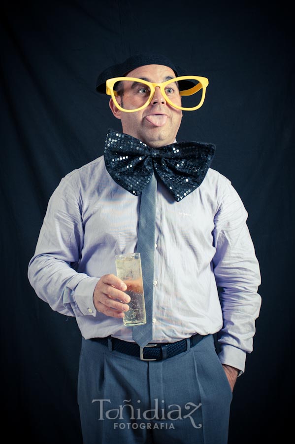 Photocall de disfraces en la Boda de Manolo y Teresa en Posadas Córdoba 13
