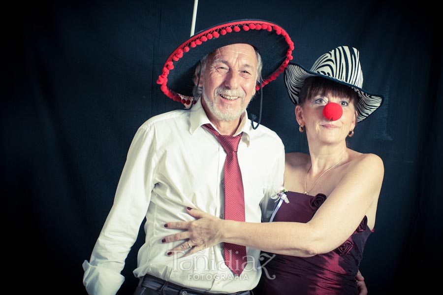 Photocall de disfraces en la Boda de Manolo y Teresa en Posadas Córdoba 28