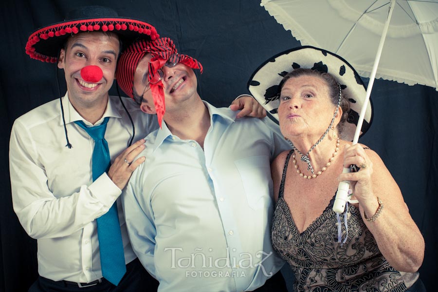 Photocall de disfraces en la Boda de Manolo y Teresa en Posadas Córdoba 33