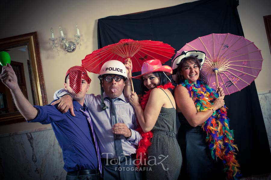 Photocall de disfraces en la Boda de Manolo y Teresa en Posadas Córdoba 57