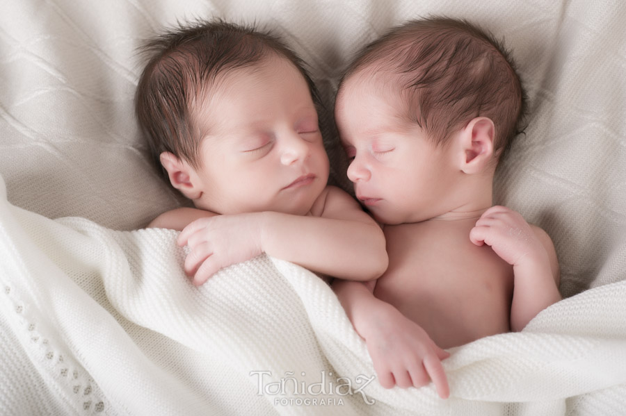 Newborn gemelos sesión fotográfica de estudio 01