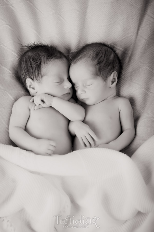 Newborn gemelos sesión fotográfica de estudio 02