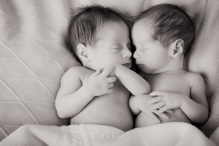 Newborn gemelos sesión fotográfica de estudio 03