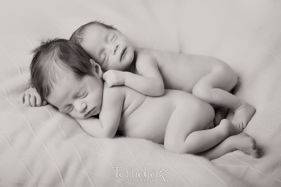 Newborn gemelos sesión fotográfica de estudio 04