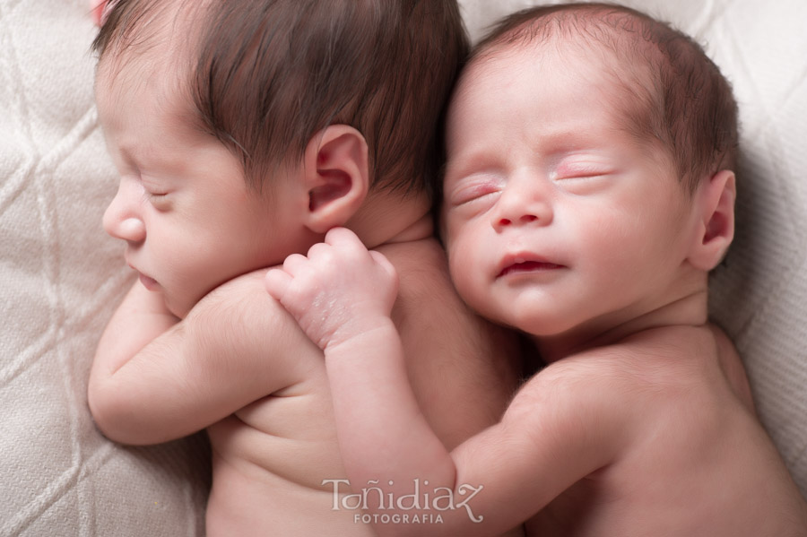 Newborn gemelos sesión fotográfica de estudio 05