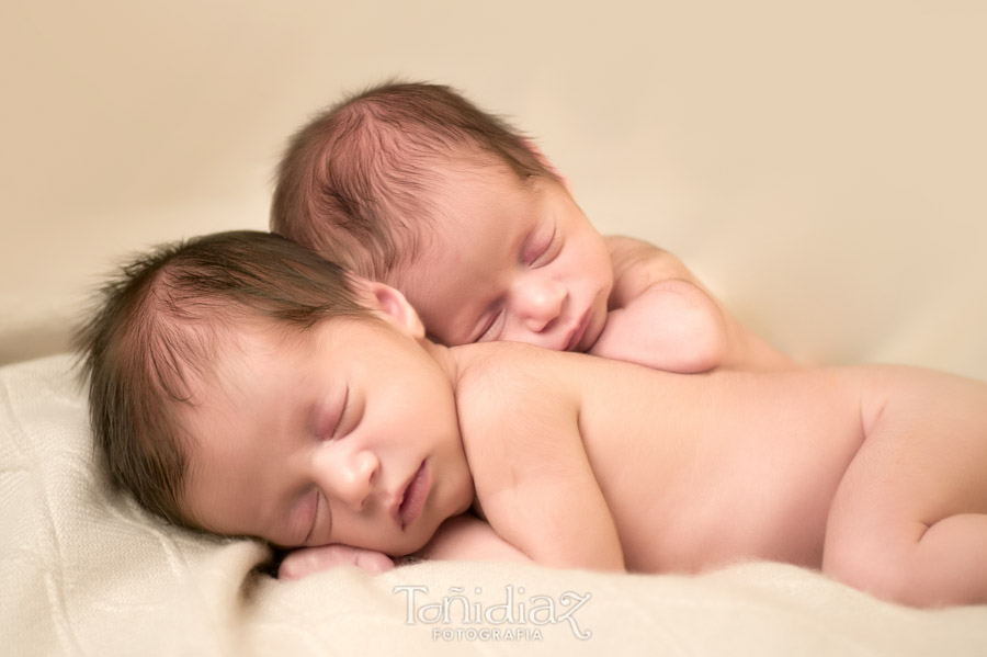 Newborn gemelos sesión fotográfica de estudio 06