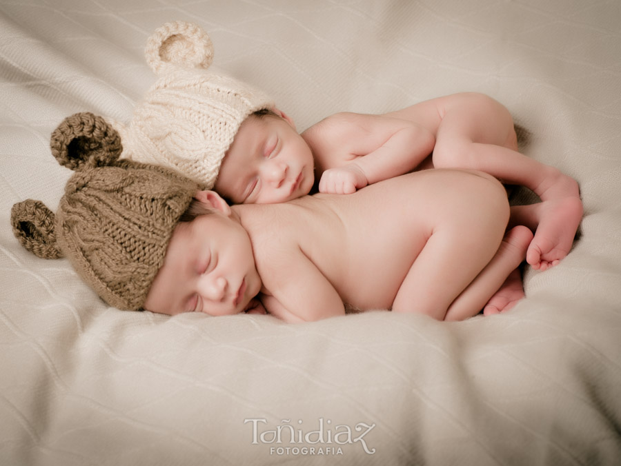 Newborn gemelos sesión fotográfica de estudio 07