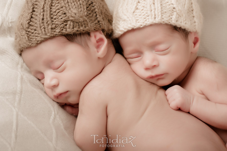 Newborn gemelos sesión fotográfica de estudio 08