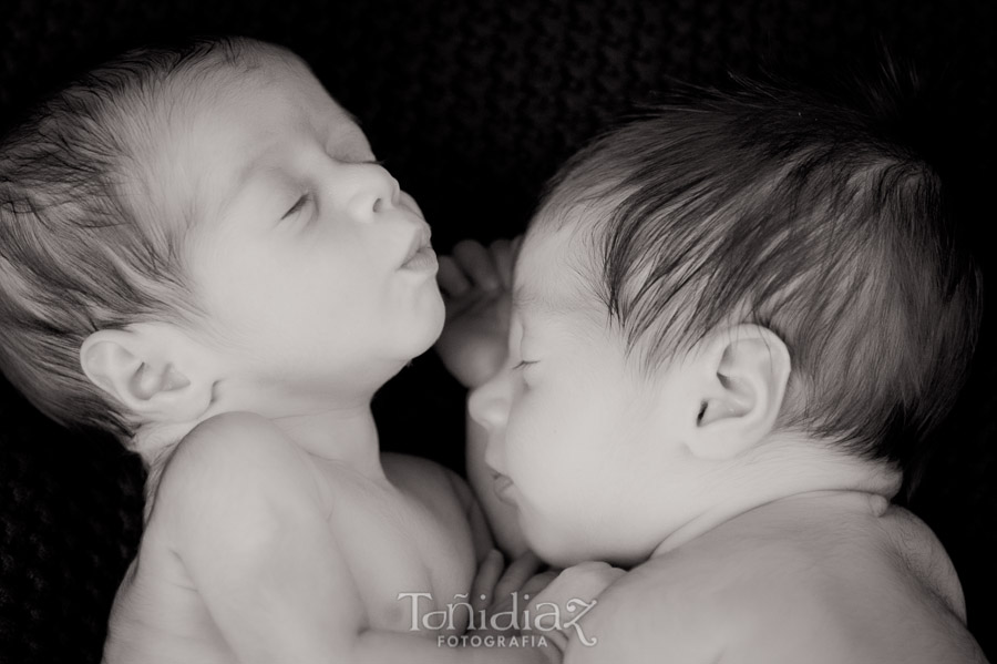 Newborn gemelos sesión fotográfica de estudio 11