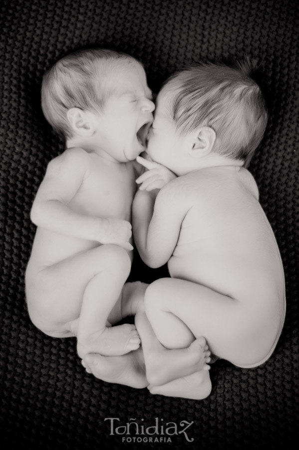 Newborn gemelos sesión fotográfica de estudio 12