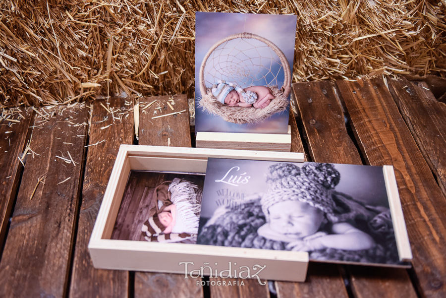 Sesión fotográfica Newborn en caja de madera